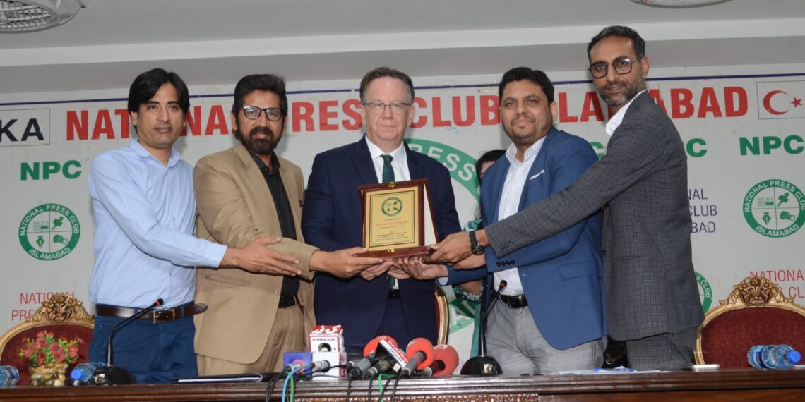 پولینڈ کے سفیر ماچے پریسارسکی کا نیشنل پریس کلب میں خطاب، پاکستان کی سفارتی کوششوں اور پاک-پولینڈ تعلقات کو سراہا